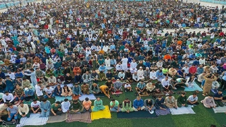 (FOTO DEL GIORNO) La preghiera della Festa Fitr sull'isola di Kish