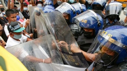 フィリピンで、バイデン氏のアジア訪問に市民が抗議　