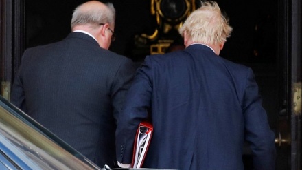 Johnson a Belfast, critiche dai due fronti