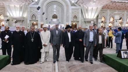 Përfaqësuesit e feve hyjnore kryejnë homazhe për Imam Khomeinin