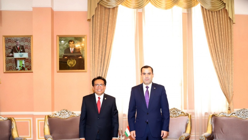  تحویل رونوشت استوارنامه سفرای جدید اندونزی وتایلندبه معاون وزیرخارجه تاجیکستان