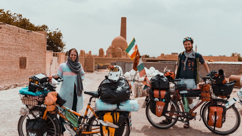 自転車でイランを訪問したドイツ人旅行者