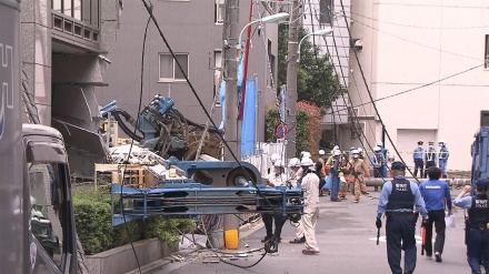 日本橋の建設現場で作業車が横転、電柱が倒れ860世帯が停電