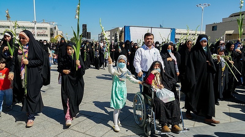 Ribuan perempuan Mashhad memperingati Dah-e Keramat, Rabu (1/6/2022).