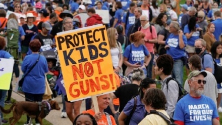 Amerkə mıxtəlifə ştatonədə bə otəşinə silohon nəzorəti zumand kardero kutləvi nımoyişon.