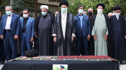 رهبر انقلاب بر پیکر مرحوم دعائی نماز میت اقامه کردند