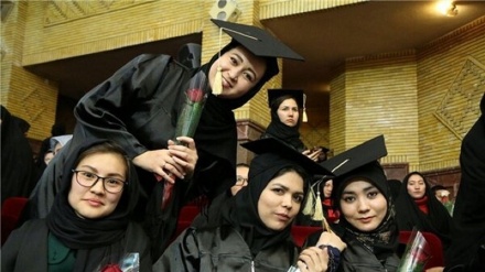 دانشجویان افغانستانی در ایران کارنامه سلامت دریافت می کنند
