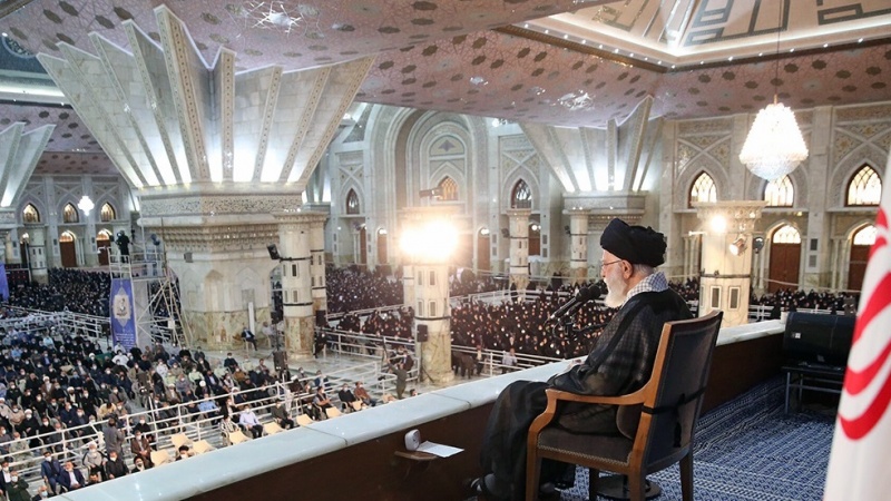 Rahbar saat berpidato di Haul ke-33 Imam Khomeini