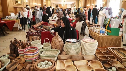 Bazar Amal Wanita Diplomat di Tehran (1)