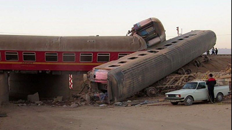 伊朗塔巴斯-亚兹德客运列车脱轨导致18人死亡