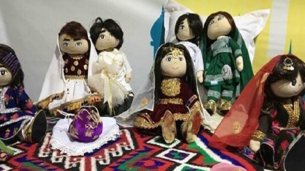 کودکان هنرمند افغان در ایران عروسک های افغانستانی می سازند
