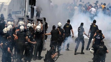 トルコ・イスタンブールで、治安部隊と抗議者が衝突