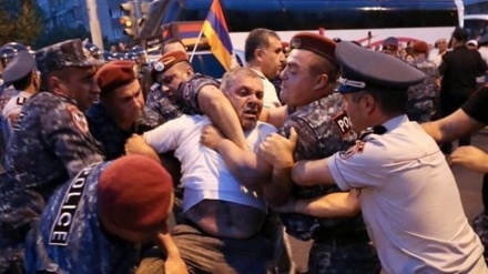Trazira në Armeni, demonstruesit kërkojnë dorëheqjen e kryeministrit