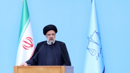 Raisi: eziji düzgün munafyklar toparyny goldaýar