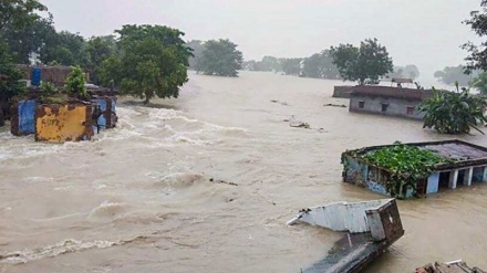 অসমে বন্যা কবলিত মানুষজনের মধ্যে খাবার পানির সংকট, সরকারি ত্রাণ সাহায্য পর্যাপ্ত নয় বলে অভিযোগ    