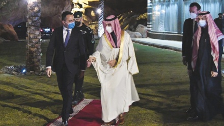 Di Maio in A. Saudita fianco a fianco degli assassini di Khashoggi