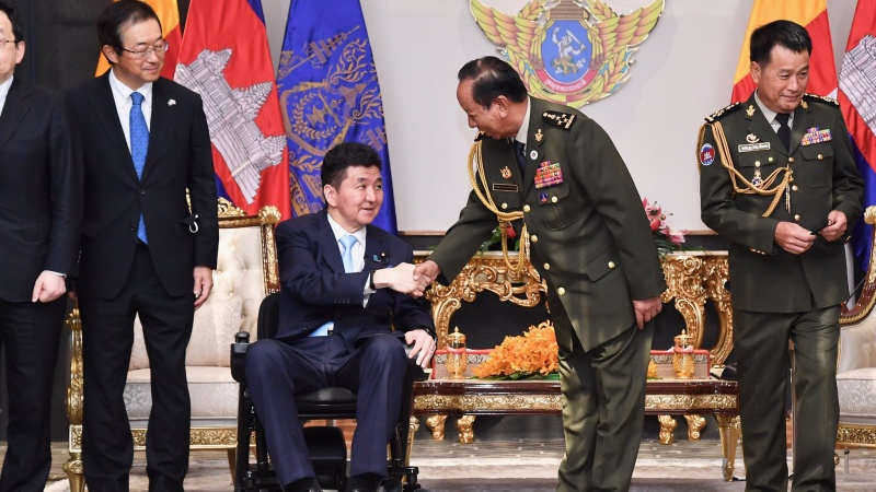 岸防衛相とカンボジアのティア・バン副首相兼国防相