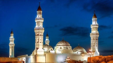 Muslim Mengunjungi Masjid Pertama di Dunia