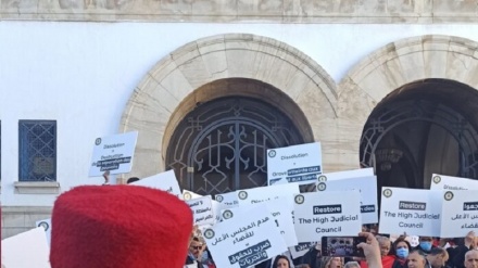 Tunisia: magistrati protestano nella capitale