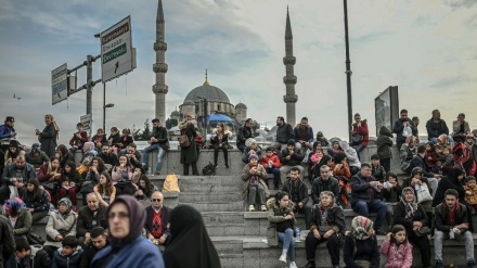 Zhgënjim i theksuar i të rinjve turk nga partia në pushtet dhe Erdogan