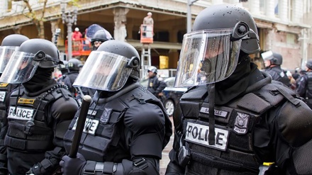 Amerkə polisi bə jenə jurnalisti həmlə