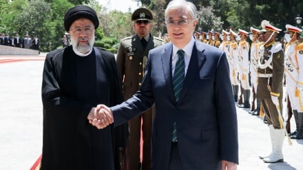 Iran, il presidente Raisi accoglie il suo omologo kazako 