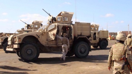 US-amerikanische und britische Militärausbilder kommen mit Waffenlager im Hafen des Jemen an