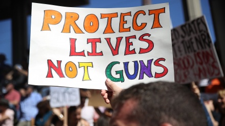 銃規制に関する米国民の意見、支持政党により分かれる