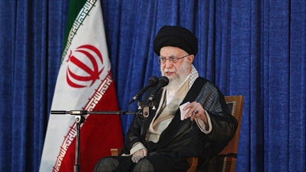 दुश्मन ईरानी राष्ट्र को इस्लामी व्यवस्था के मुकाबले में नहीं ला सकते, चोरी का माल वापस लेना चोरी नहीं हैः सर्वोच्च नेता