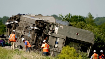 美一列客运列车与卡车相撞 已致3人死