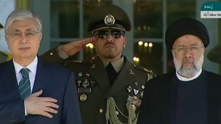 הנשיא ראיסי קיבל רשמית את פני מקבילו הקזחי