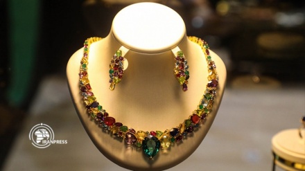 イスファハーンで、イランの貴金属による宝飾芸術が展示