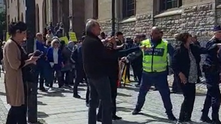 MKO terrorists attack Press TV correspondent covering exhibition on their crimes in Stockholm