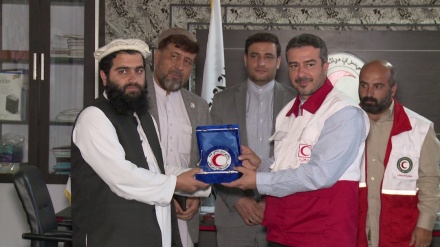 اهدای نماد هلال احمر افغانستان به گروه امدادگران ایرانی در مناطق زلزله زده