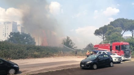 Maxi-incendio a Roma, 35 intossicati
