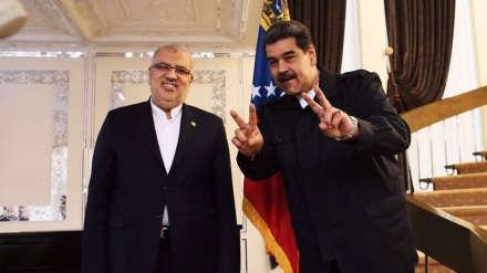 Maduro discusses oil exports in Tehran as Iranian tanker arrives in Venezuela