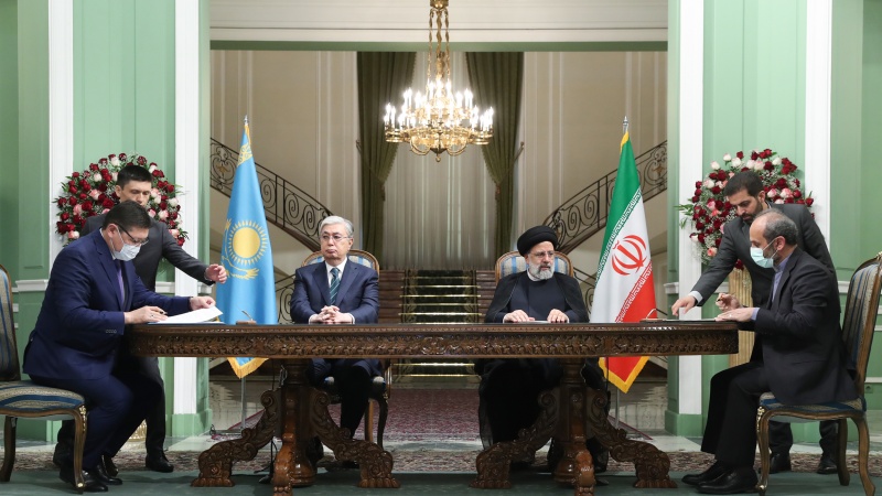 Presiden RII Sayid Ebrahim Raisi (kanan nomor dua) dan Presiden Kazakhstan Kassym-Jomart Kemeluly Tokayev.