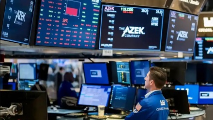 Global markets plunge as US Fed mulls biggest rate rise in decades