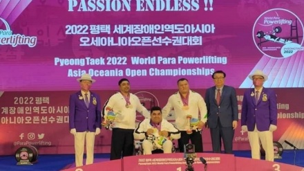 伊朗国家残疾人举重队员在韩国残疾人举重亚锦赛上荣获两枚金牌 