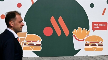 ロシア版マクドナルド、新店名は「おいしい、以上」 店は大混雑