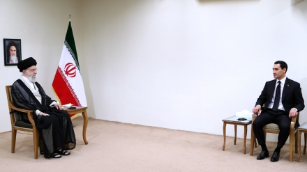 イラン最高指導者「政府の政策は近隣諸国との関係拡大」、トルクメニスタン大統領との会談で