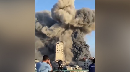 لحظه برخورد موشک‌های اسرائیلی به ساختمانی در فلسطین 