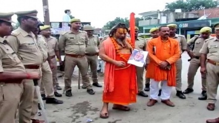 ওয়াইসির পোস্টার পোড়ালেন পরমহংস দাস, পরের বার জীবন্ত পোড়ানোর হুঁশিয়ারি  