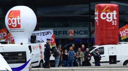 Paris airport workers keep demand for pay raise alive 