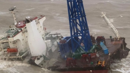  Typhoon Chaba snaps ship in two off coast of southern China