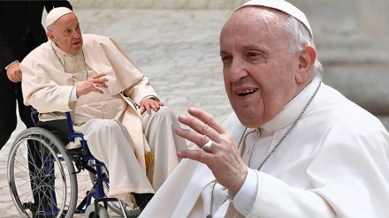 Papa, futuri viaggi all'estero: 'Vediamo come va la gamba'