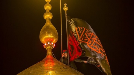 برافراشتن بیرق عزا بر بلندای گنبد امام حسین(ع)