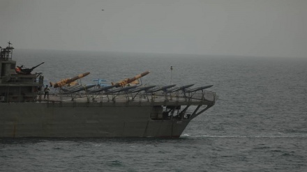 (FOTO) L'Iran, varata la prima nave portadroni