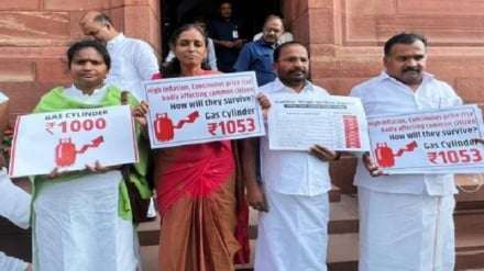 সংসদে বিরোধীদের তুমুল হট্টগোল, কংগ্রেসের ৪ এমপিকে সাসপেন্ড  