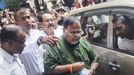 পশ্চিমবঙ্গের শিল্পমন্ত্রী পার্থকে গ্রেফতার করল ‘ইডি’, রাজনৈতিক মহলে তীব্র আলোড়ন    